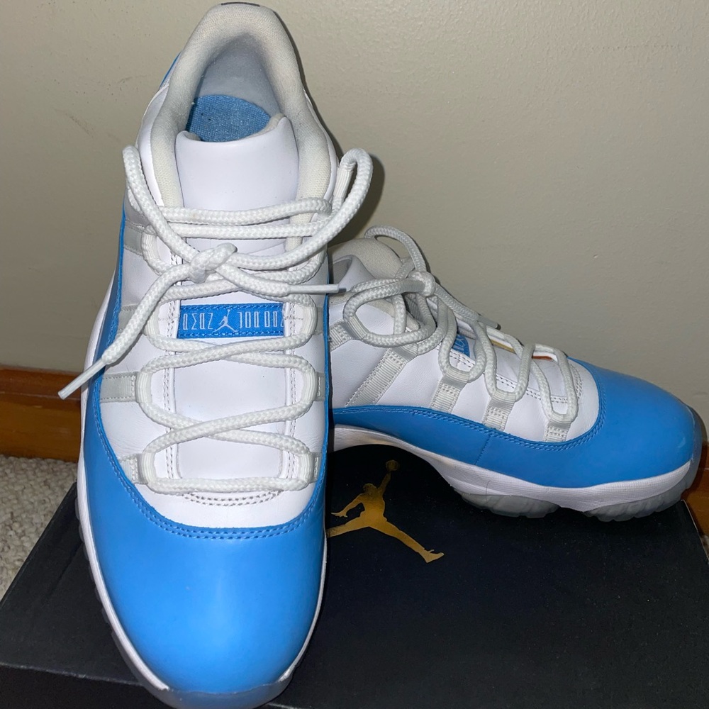 UNC Jordan 11’s size 11
